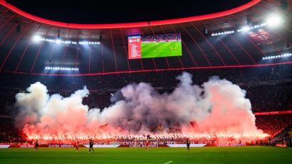 Bild: Tom Weller/dpa
Nach der Pause zündeten die Bayern-Fans in der Südkurve massiv Pyrotechnik.