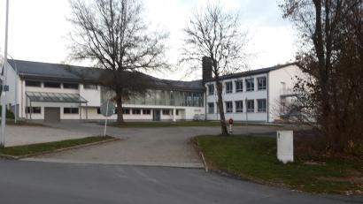 Bild: wkr
Nach der Sanierung der Fichtelnaabschule soll im nächsten Jahr mit Mitteln der Städtebauförderung der Außenbereich umgestaltet werden. So sollen unter anderem ein neuer Fahrradparkplatz und Sitzgelegenheiten geschaffen werden.