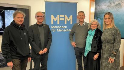 Bild: Susanne Schwab
Insgesamt 1820 Euro kamen bei der Spendenaktion zusammen, die der Vorsitzende der Sternfreunde Amberg-Ursensollen Prof. Dr. Matthias Mändl (Zweiter von links) und Heidi Birner (Zweite von rechts) zugunsten "Menschen für Menschen" initiiert hatten. Zu den Gästen des Benefizabends gehörten unter anderem auch der Ursensollener Bürgermeister Albert Geitner (Dritter von rechts) sowie Steffen Klemmt (links) und Katharina Siwon (rechts) aus der Münchner Zentrale der Stiftung.