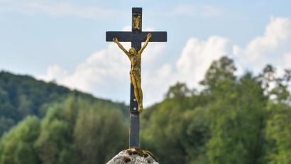 Symbolbild: Petra Hartl
Ein Feldkreuz – hier ein Symbolbild – hat ein Unbekannter in der Nähe von Teublitz gestohlen.