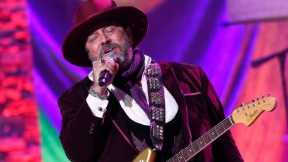 Bild: Mark Zaleski/AP/dpa
Raul Malo von der Band The Mavericks ist im Alter von 60 Jahren gestorben.