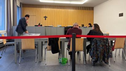 Bild: Jona Lang
Der Prozess gegen einen 57-jährigen Rentner aus Weiden setzte sich fort. Ihm wird unter anderem gefährliche Körperverletzung an seinem Nachbarn vorgeworfen.