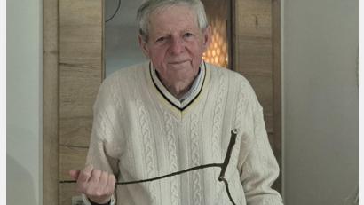 Bild: Lowak
Albert Fütterer spürt mit seiner Wünschelrute seit vielen Jahren Wasseradern auf.