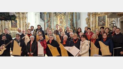 Bild: mas
Eine bunte musikalische Palette an Adventsliedern, aber auch moderne Werke boten die teilnehmenden Gruppen beim Adventssingen des Oberpfälzer Volksliedkreises und der Neustädter Klarinettenmuse in der Wallfahrtskirche St. Felix. Guardian Pater Stanislaus (rechts) wünschte den Besuchern mit dem Segen Gottes eine gute Vorbereitung auf das Christfest.