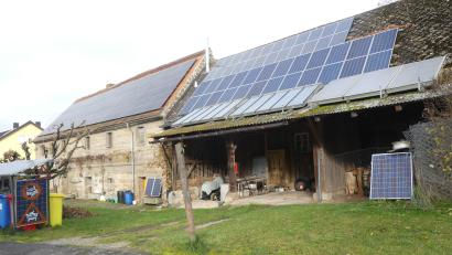 Bild: rn
Das ehemalige Bauernhaus in Münchsreuth (links) galt als wichtiges Zeugnis Oberpfälzer Baugestaltung. Nun ist das Gebäude im Schwarzbuch der Denkmalpflege 2023/2024 zu finden. Die Fledermausgauben auf der südlichen Dachhälfte baute der Eigentümer zurück und installierte PV-Module. Auch auf dem Nebengebäude sind Paneele installiert.