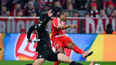 Bild: Sven Hoppe/dpa
Serge Gnabry (rechts) und der Lissaboner Eduardo Quaresma kämpfen um den Ball. Die Bayern siegten mit 3:1.