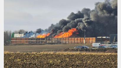 Bild: Mike Müller/dpa
Die Ermittler schätzen den Schaden durch das Feuer in Gattendorf (Landkreis Hof) auf rund vier Millionen Euro. (Archivbild)