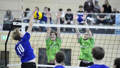 Bild: Hubert Ziegler
Lukas Franz (links) und Finn Martin (rechts) vom VC Amberg stemmen sich am Netz gegen einen Angriff des VC Hohenfels-Parsberg.