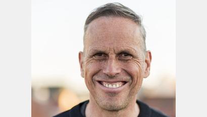 Bild: Achim Hofbauer/exb
Achim Bogdahn, Radiomoderator bei Bayern 2 und leidenschaftlicher Erzähler, stellt in der Stadtbücherei Grafenwöhr am Donnerstag, 12. März, sein Buch „Unter den Wolken“ vor.