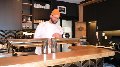 Bild: Thorsten Schreiber
Küchenchef Ingo Mark am Tresen im "Holzfellas"-Restaurant. Aktuell serviert er seinen Hotelgästen nur Frühstück.