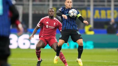 Bild: Luca Bruno/AP/dpa
Inters Lautaro Martinez im Zweikampf mit Liverpools Ibrahima Konate