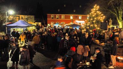 Archivbild: whü
Groß war der Andrang im vergangenen Jahr beim Adventsmarkt Kirchenlaibach.