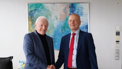 Bild: Reiner Fröhlich
Zwei, die sich bestens verstehen: Klaus Conrad (links) und Günter Simmerl. Die Conrad-Sportförderung feiert 2025 ihr 40-jähriges Bestehen, und seit 40 Jahr ist Simmerl der ehrenamtliche Geschäftsführer.