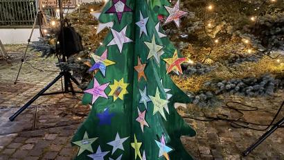 Archivbild: Helga Kamm
Der Wunschbaum ist demnächst am Adventsmarkt auf der Schanze zu finden: Auf den Papiersternen haben Kinder aus dem Ernst-Naegelsbach-Haus kleine, persönliche Wünsche notiert – und hoffen nun, dass großzügige Menschen ihnen eine Weihnachtsfreude bereiten.