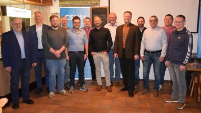 Bild: Paul Böhm
Der CSU-Ortsverband Hohenburg hat sowohl Florian Junkes (Fünfter von rechts) zum Bürgermeisterkandidaten als auch die Liste für den Marktgemeinderat einstimmig beschlossen. Dazu gratulierte Landtagsabgeordneter Dr. Harald Schwartz (Zweiter von links).