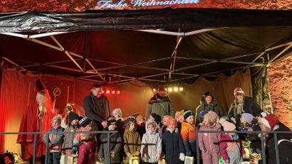 Bild: Stefanie Gradl
Die Kinder des Vilsecker Kindergartens sangen dem Nikolaus Weihnachtslieder.