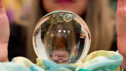 Archivbild: Sebastian Kahnert/dpa
Wahrsager hatten auch 2025 nur wenige Treffer.