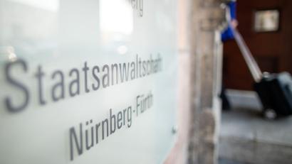 Bild: Daniel Karmann/dpa
Die Staatsanwaltschaft wirft fünf Beschuldigten Volksverhetzung und einem das Zeigen eines Hitlergrußes vor. (Archivbild)