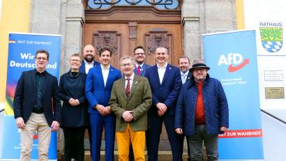 Bild: AfD Schwandorf/Cham
Auf dem Foto (von links): MdL Dieter Arnold, Carolin Lukas, Robert Goß, Johann Schuierer, Kreisrat Klaus Schuhmacher, Steve Wolf, Danny Lukas, Alexander Beck und MdB Reinhard Mixl.