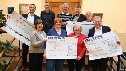 Bild: Simon Hauck
Die Wirtschaftsförderungsgesellschaft Amberg spendete die Eintrittsgelder der 13. Amberger Lachnacht 
erneut für gemeinnützige Zwecke. Von links nach rechts (1. Reihe): Simone Hoppe (2. Vorstand/SkF), 
Andrea Graf (SkF-Geschäftsführerin), Marianne Gutwein (1. Vorstand/SkF), OB Michael Cerny 
(stellvertretend für die Amberger Bürgerstiftung – OB Wolfgang Dandorfer. Von links nach rechts (2. 
Reihe): Bernhard Vahle (Vorstandvorsitzender der Lebenshilfe Amberg-Sulzbach e.V.), Kulturamtsleiter 
Reiner Volkert, Jürgen Stauber (2. Vorsitzender/Die Tafel Amberg e.V.), Wifam-Geschäftsführer 
Karlheinz Brandelik, Bernhard Saurenbach (1. Vorsitzender/Die Tafel Amberg e.V.).