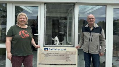 Bild: Tierschutzverein
Anton Schinhärl bei der Spendenübergabe mit Petra Schödlbauer, der stellvertretenden Vorsitzenden des Kreistierschutzverein Tirschenreuth
