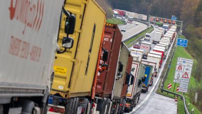 Bild: Peter Kneffel/dpa
Durch die Blockabfertigungen staute sich der Verkehr in Richtung Österreich. (Archivbild)