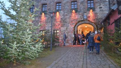 Bild: gi
Festlich beleuchtet war der Zugang zum Innenhof des Schlosses.