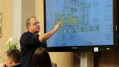 Bild: Thomas Dobler
Der Amberger Architekt Georg Zunner stellte in der Sitzung des Marktrats seine Studie für eine mögliche Bebauung des früheren Birnbaum-Areals vor. Am markantesten dabei ist ein Gebäuderiegel (gelb) an der Viktor-Koch-Straße, der Arztpraxen und andere Therapieeinrichtungen aufnehmen könnte.