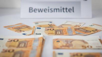 Bild: Daniel Karmann/dpa
Die Polizei spricht von einem großen Ermittlungserfolg.