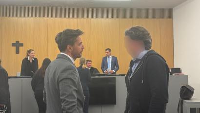 Bild: Hohlheimer
Zum Schluss des ersten Verhandlungstages in Weiden unterhalten sich Rechtsanwalt Dr. Stevens und der Angeklagte – danach geht es für den 46-jährigen Niederländer zurück in die Justizvollzugsanstalt.