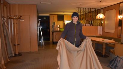 Bild: ubb
Hannah Mehler hat für die Kunstinstallation im Café Zettl Teppichware aus der Tuchfabrik Mehler mitgebracht. Es handelt sich um Reststoffe, die sie nachhaltig mit verwenden möchte für ihre Ausstellung.