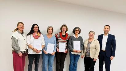 Bild: Caroline Pirner
Bei der Ehrung (von links): Monique Martin (Betriebsrats-Mitglied), Judith Piechotta (Heilpädagogin), Karoline Kraus (Heilpädagogin), Ilona Ehras (Erzieherin), Vera Wang (Erzieherin), Katrin Panek (Lebenshilfe-Geschäftsführung), Bernhard Vahle (Lebenshilfe-Vorstandsvorsitzender).