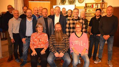 Bild: fdl
Die Nominierten für die Stadtratswahl in Hirschau. Es bedankten sich für die Bereitschaft zur Kandidatur der Vorsitzende Franz Dorfner, 2. v. li. MdL. B. Heinisch, stehend 7. v. li. und Kreisvorsitzender H. M. Grötsch. stehend 9. v. li. Sitzend, der Bürgermeisterkandidat Stefan Enderer.