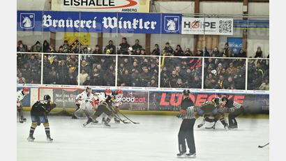 Bild: Hubert Ziegler
Die Eishalle Amberg soll saniert werden. Die Stadt Amberg hofft auf eine Förderung aus dem Programm des Bundes, die sogenannte "Sportmilliarde". Im Bild eine Szenerie aus einem Spiel der Eishockey-Bayernliga (ERSC - Königsbrunn) in der aktuellen Saison.