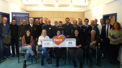 Bild: Voba Bärnau
Zweigstellenleiter Günter Zwerenz (rechts) und die Vertreter der Vereine bei der Scheckübergabe.