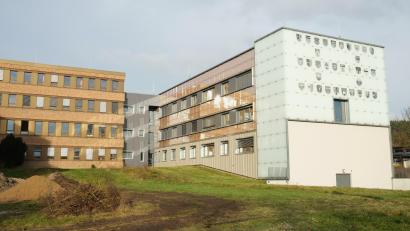 Bild: Hirsch
Zwischen dem Altbestand und dem Neubau des Landratsamtes Schwandorf soll der Trakt für den neuen Sitzungssaal entstehen. Die Erdarbeiten haben bereits begonnen.