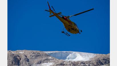 Bild: Luca Bruno/AP/dpa
In Italien liegt in den Alpen noch nicht viel Schnee - jetzt wurde Schnee mit einem Hubschrauber eingeflogen. (Archivbild)