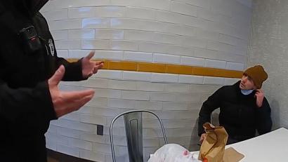 Bild: Uncredited/Pennsylvania State Police/AP/dpa
Mutmaßlicher Mörder Luigi Mangione wird im Fast-Food-Restaurant gefasst