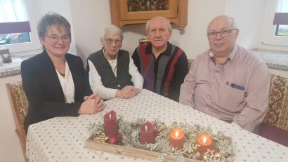 Bild: amö
Das Jubelpaar umrahmt von Bürgermeisterin Sonja Meier und Sohn Erwin.