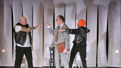 Bild: Ernst Liszewski  Gelsenkirchen
Im Theaterstück „Achtsam Morden“ geht es dem Gangster Dragan an den Kragen.