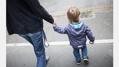 Bild: Marcel Kusch/dpa
Viele Alleinerziehende bekommen keinen Betreuungsplatz für ihr Kind. (Symbolbild)