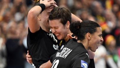 Bild: Federico Gambarini/dpa
Freude pur: Nach dem Halbfinal-Einzug können Alina Grijseels (m) und ihre Teamkolleginnen die Emotionen nicht mehr zurückhalten.