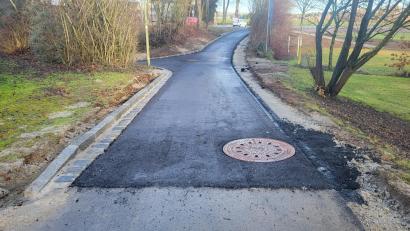 Bild: Stadt Waldsassen/Hubert Siller
Der Abschnitt des Fuß- und Radwegs in Kondrau bis zur Unterführung: Die Trasse wurde etwas abgesenkt, damit Oberflächenwasser bei Starkregenereignissen schneller in Richtung Bolzplatz abfließen kann.