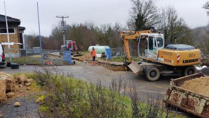 Bild: jp
Bei der Verlegung der Wasserleitung zum Kastler Freibad muss der Bagger auch den Felsmeißel einsetzen, da der Untergrund für die neue Wasserleitung sehr felsig ist.