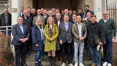 Bild: mma
Mit Unterzeichnung der Gründungsurkunde durch die Bürgermeister schlossen sich 24 Kommunen aus fünf Landkreisen zum Klimaschutznetzwerk Oberpfalz im Rathaus Hahnbach mit Gastgeber Bürgermeister Bernhard Lindner (rechts) zusammen.