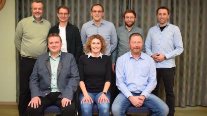 Bild: bnr
Die Freie Wählergemeinschaft Trausnitz nominiert acht Kandidaten für die Kommunalwahl . Im Einzelne sind dies: (Sitzend von links) Markus Lehner, Maria Eckert, Christian Jäckel. (Stehend von links) Ludwig Kraus, Tobias Hösl, Matthias Forster, Dieter Hösl, Tobias Lehner.