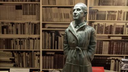 Bild: Stefan Puchner/dpa
Eine Brechtfigur und Brecht-Literatur in einer Augsburger Buchhandlung. (Archivfoto)