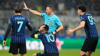 Bild: Luca Bruno/AP/dpa
Die Inter-Spieler können Felix Zwayers Entscheidung nicht fassen.