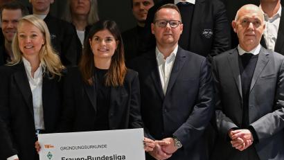 Bild: Michael Brandt/dpa
Mit auf dem Gruppenfoto: DFB-Präsident Bernd Neuendorf.