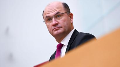 Archivbild: Sven Hoppe/dpa
Albert Füracker (CSU), Finanzminister von Bayern, schimpfte auf Kritik der Opposition auf Oberpfälzisch zurück.